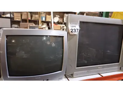 LOTE 237 - 02 TVS DE TUBO MARCAS PHILIPS E SEMP TOSHIBA. (NO ESTADO) ATENÇÃO! FAZER A VISITAÇÃO ANTES DE ARREMATAR, NÃO SABEMOS SE FUNCIONA, LEILÃO NÃO TEM GARANTIA E NEM DEVOLUÇÃO, SUJEITO A POSSÍVEIS AVARIAS VISÍVEIS/OCULTAS E/OU AUSÊNCIA DE COMPONENTES.