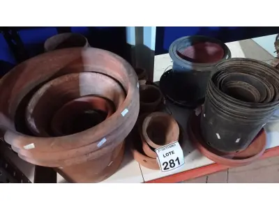 LOTE 281 - 01 LOTE COM VÁRIOS VASOS DE PLANTAS DE MATERIAIS DIVERSOS. (NO ESTADO) ATENÇÃO! FAZER A VISITAÇÃO ANTES DE ARREMATAR, NÃO SABEMOS SE FUNCIONA, LEILÃO NÃO TEM GARANTIA E NEM DEVOLUÇÃO, SUJEITO A POSSÍVEIS AVARIAS VISÍVEIS/OCULTAS E/OU AUSÊNCIA DE COMPONENTES.