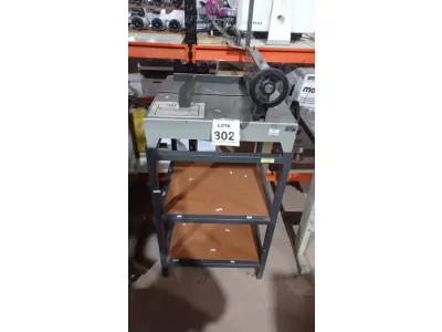 LOTE 302 - 01 GUILHOTINA DE MESA. (NO ESTADO) ATENÇÃO! FAZER A VISITAÇÃO ANTES DE ARREMATAR, NÃO SABEMOS SE FUNCIONA, LEILÃO NÃO TEM GARANTIA E NEM DEVOLUÇÃO, SUJEITO A POSSÍVEIS AVARIAS VISÍVEIS/OCULTAS E/OU AUSÊNCIA DE COMPONENTES.