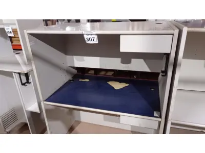 LOTE 307 - 02 MESAS DE ESCRITÓRIO EM MADEIRA. (NO ESTADO) ATENÇÃO! FAZER A VISITAÇÃO ANTES DE ARREMATAR, NÃO SABEMOS SE FUNCIONA, LEILÃO NÃO TEM GARANTIA E NEM DEVOLUÇÃO, SUJEITO A POSSÍVEIS AVARIAS VISÍVEIS/OCULTAS E/OU AUSÊNCIA DE COMPONENTES.