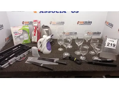LOTE 219 - 02 FACAS DECORATIVAS, 09 TAÇAS DE VIDRO, 01 PASSADEIRA A VAPOR, 01 CHALEIRA ELÉTRICA, 01 BOMBA MANUAL DE EXTRAÇÃO DE LEITE MATERNO, 01 CHAPINHA, 01 MICROFONE E 01 KIT DE CHURRASCO COM FACA, GARFO E PAGADOR COM CASE. (NO ESTADO) ATENÇÃO! FAZER A VISITAÇÃO ANTES DE ARREMATAR, NÃO SABEMOS SE FUNCIONA, LEILÃO NÃO TEM GARANTIA E NEM DEVOLUÇÃO, SUJEITO A POSSÍVEIS AVARIAS VISÍVEIS/OCULTAS E/OU AUSÊNCIA DE COMPONENTES.