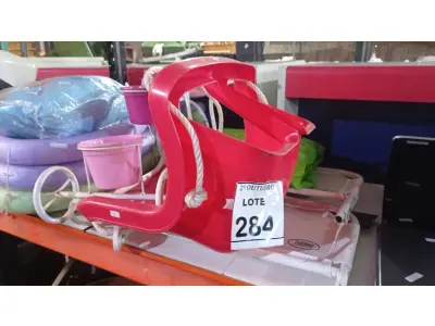 LOTE 284 - 01 VELOCÍPEDE DECORATIVO PARA JARDIM COM 03 VASOS, 02 BOIAS INFLÁVEIS PRA CRIANÇA, 02 BOIAS DE BRAÇO, 04 BOIAS ESPAGUETE, 02 PROTETORES DE CAMA INFANTIL E 01 CADEIRA DE BALANÇO COM CORDA. (NO ESTADO) ATENÇÃO! FAZER A VISITAÇÃO ANTES DE ARREMATAR, NÃO SABEMOS SE FUNCIONA, LEILÃO NÃO TEM GARANTIA E NEM DEVOLUÇÃO, SUJEITO A POSSÍVEIS AVARIAS VISÍVEIS/OCULTAS E/OU AUSÊNCIA DE COMPONENTES.