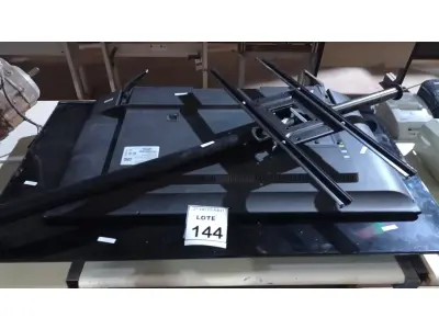 LOTE 144 - 01 SUPORTE DE TETO PARA TV, 01 TV LCD 40’’ MARCA SAMSUNG E 01 TV LCD 50’’ MARCA PHILCO. (NO ESTADO) ATENÇÃO! FAZER A VISITAÇÃO ANTES DE ARREMATAR, NÃO SABEMOS SE FUNCIONA, LEILÃO NÃO TEM GARANTIA E NEM DEVOLUÇÃO, SUJEITO A POSSÍVEIS AVARIAS VISÍVEIS/OCULTAS E/OU AUSÊNCIA DE COMPONENTES.