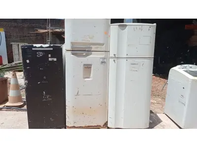 LOTE 323 - 03 SUCATAS DE GELADEIRA MARCAS DIVERSAS. (NO ESTADO) ATENÇÃO! FAZER A VISITAÇÃO ANTES DE ARREMATAR, NÃO SABEMOS SE FUNCIONA, LEILÃO NÃO TEM GARANTIA E NEM DEVOLUÇÃO, SUJEITO A POSSÍVEIS AVARIAS VISÍVEIS/OCULTAS E/OU AUSÊNCIA DE COMPONENTES.