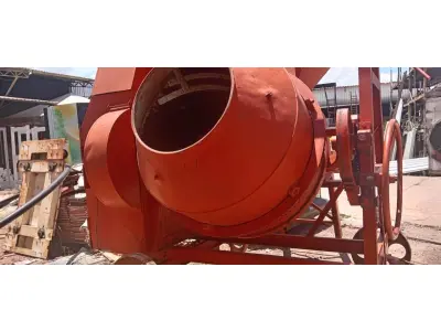 LOTE 333 - 01 BETONEIRA GRANDE DE 600 LITROS C/MOTOR . (NO ESTADO) ATENÇÃO! FAZER A VISITAÇÃO ANTES DE ARREMATAR, NÃO SABEMOS SE FUNCIONA, LEILÃO NÃO TEM GARANTIA E NEM DEVOLUÇÃO, SUJEITO A POSSÍVEIS AVARIAS VISÍVEIS/OCULTAS E/OU AUSÊNCIA DE COMPONENTES.