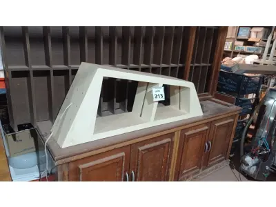 LOTE 313 - 01 ESCANINHO, 01 SUPORTE DE LUMINÁRIA, 01 MESA DE CENTRO SEM TAMPO E 01 ARCA EM MADEIRA COM 04 PORTAS E 04 GAVETAS. (NO ESTADO) ATENÇÃO! FAZER A VISITAÇÃO ANTES DE ARREMATAR, NÃO SABEMOS SE FUNCIONA, LEILÃO NÃO TEM GARANTIA E NEM DEVOLUÇÃO, SUJEITO A POSSÍVEIS AVARIAS VISÍVEIS/OCULTAS E/OU AUSÊNCIA DE COMPONENTES.