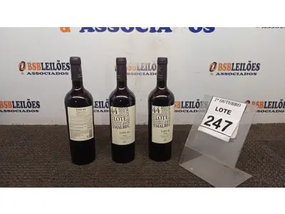 LOTE 247 - 03 GARRAFAS DE VINHO TINTO SECO FINO MALBEC LOTE 44 DE 750ML SAFRA 2020. (NO ESTADO) ATENÇÃO! FAZER A VISITAÇÃO ANTES DE ARREMATAR, NÃO SABEMOS SE FUNCIONA, LEILÃO NÃO TEM GARANTIA E NEM DEVOLUÇÃO, SUJEITO A POSSÍVEIS AVARIAS VISÍVEIS/OCULTAS E/OU AUSÊNCIA DE COMPONENTES.