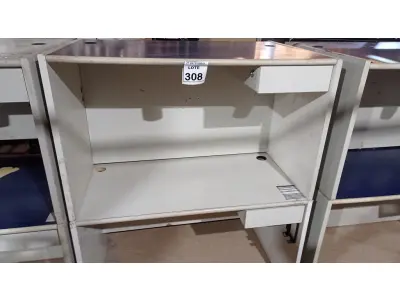 LOTE 308 - 02 MESAS DE ESCRITÓRIO EM MADEIRA. (NO ESTADO) ATENÇÃO! FAZER A VISITAÇÃO ANTES DE ARREMATAR, NÃO SABEMOS SE FUNCIONA, LEILÃO NÃO TEM GARANTIA E NEM DEVOLUÇÃO, SUJEITO A POSSÍVEIS AVARIAS VISÍVEIS/OCULTAS E/OU AUSÊNCIA DE COMPONENTES.