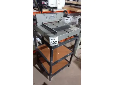 LOTE 302 - 01 GUILHOTINA DE MESA. (NO ESTADO) ATENÇÃO! FAZER A VISITAÇÃO ANTES DE ARREMATAR, NÃO SABEMOS SE FUNCIONA, LEILÃO NÃO TEM GARANTIA E NEM DEVOLUÇÃO, SUJEITO A POSSÍVEIS AVARIAS VISÍVEIS/OCULTAS E/OU AUSÊNCIA DE COMPONENTES.