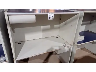 LOTE 310 - 02 MESAS DE ESCRITÓRIO EM MADEIRA. (NO ESTADO) ATENÇÃO! FAZER A VISITAÇÃO ANTES DE ARREMATAR, NÃO SABEMOS SE FUNCIONA, LEILÃO NÃO TEM GARANTIA E NEM DEVOLUÇÃO, SUJEITO A POSSÍVEIS AVARIAS VISÍVEIS/OCULTAS E/OU AUSÊNCIA DE COMPONENTES.