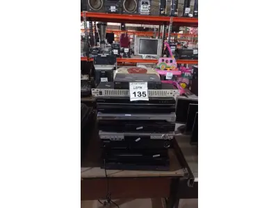 LOTE 135 - 01 LOTE COM VÁRIOS APARELHOS DE DVD, VÍDEO CASSETE E ELETRÔNICOS DIVERSOS PARA RETIRADA DE PEÇAS. (NO ESTADO) ATENÇÃO! FAZER A VISITAÇÃO ANTES DE ARREMATAR, NÃO SABEMOS SE FUNCIONA, LEILÃO NÃO TEM GARANTIA E NEM DEVOLUÇÃO, SUJEITO A POSSÍVEIS AVARIAS VISÍVEIS/OCULTAS E/OU AUSÊNCIA DE COMPONENTES.