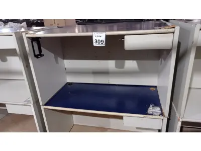 LOTE 309 - 02 MESAS DE ESCRITÓRIO EM MADEIRA. (NO ESTADO) ATENÇÃO! FAZER A VISITAÇÃO ANTES DE ARREMATAR, NÃO SABEMOS SE FUNCIONA, LEILÃO NÃO TEM GARANTIA E NEM DEVOLUÇÃO, SUJEITO A POSSÍVEIS AVARIAS VISÍVEIS/OCULTAS E/OU AUSÊNCIA DE COMPONENTES.