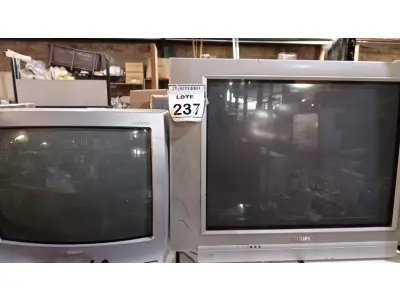 LOTE 237 - 02 TVS DE TUBO MARCAS PHILIPS E SEMP TOSHIBA. (NO ESTADO) ATENÇÃO! FAZER A VISITAÇÃO ANTES DE ARREMATAR, NÃO SABEMOS SE FUNCIONA, LEILÃO NÃO TEM GARANTIA E NEM DEVOLUÇÃO, SUJEITO A POSSÍVEIS AVARIAS VISÍVEIS/OCULTAS E/OU AUSÊNCIA DE COMPONENTES.