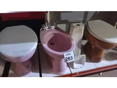 LOTE 263 - 03 VASOS SANITÁRIOS, 01 SABONETEIRA DE EMBUTIR E 01 COLUNA DE PIA. (NO ESTADO) ATENÇÃO! FAZER A VISITAÇÃO ANTES DE ARREMATAR, NÃO SABEMOS SE FUNCIONA, LEILÃO NÃO TEM GARANTIA E NEM DEVOLUÇÃO, SUJEITO A POSSÍVEIS AVARIAS VISÍVEIS/OCULTAS E/OU AUSÊNCIA DE COMPONENTES.