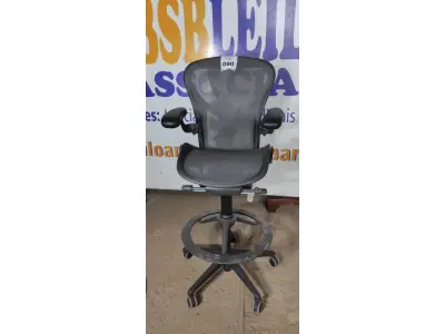 LOTE 090 - 01 CADEIRA DE ESCRITÓRIO ALTA  HERMAM MILLER. (NO ESTADO EM QUE SE ENCONTRA. SUJEITO A AVARIAS OCULTAS/VISÍVEIS.)
