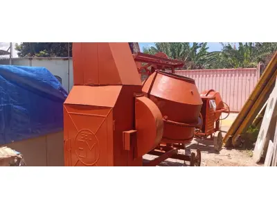 LOTE 333 - 01 BETONEIRA GRANDE DE 600 LITROS C/MOTOR . (NO ESTADO) ATENÇÃO! FAZER A VISITAÇÃO ANTES DE ARREMATAR, NÃO SABEMOS SE FUNCIONA, LEILÃO NÃO TEM GARANTIA E NEM DEVOLUÇÃO, SUJEITO A POSSÍVEIS AVARIAS VISÍVEIS/OCULTAS E/OU AUSÊNCIA DE COMPONENTES.