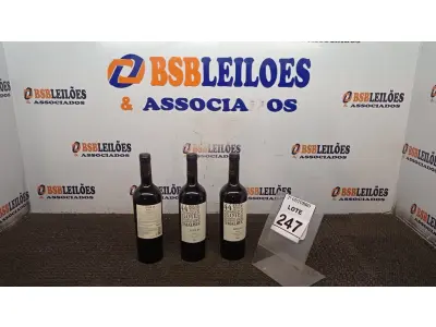 LOTE 247 - 03 GARRAFAS DE VINHO TINTO SECO FINO MALBEC LOTE 44 DE 750ML SAFRA 2020. (NO ESTADO) ATENÇÃO! FAZER A VISITAÇÃO ANTES DE ARREMATAR, NÃO SABEMOS SE FUNCIONA, LEILÃO NÃO TEM GARANTIA E NEM DEVOLUÇÃO, SUJEITO A POSSÍVEIS AVARIAS VISÍVEIS/OCULTAS E/OU AUSÊNCIA DE COMPONENTES.