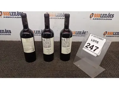 LOTE 247 - 03 GARRAFAS DE VINHO TINTO SECO FINO MALBEC LOTE 44 DE 750ML SAFRA 2020. (NO ESTADO) ATENÇÃO! FAZER A VISITAÇÃO ANTES DE ARREMATAR, NÃO SABEMOS SE FUNCIONA, LEILÃO NÃO TEM GARANTIA E NEM DEVOLUÇÃO, SUJEITO A POSSÍVEIS AVARIAS VISÍVEIS/OCULTAS E/OU AUSÊNCIA DE COMPONENTES.