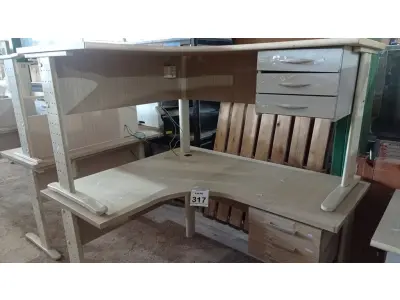 LOTE 317 - 02 MESAS EM L DE MADEIRA COM 03 GAVETAS. (NO ESTADO) ATENÇÃO! FAZER A VISITAÇÃO ANTES DE ARREMATAR, NÃO SABEMOS SE FUNCIONA, LEILÃO NÃO TEM GARANTIA E NEM DEVOLUÇÃO, SUJEITO A POSSÍVEIS AVARIAS VISÍVEIS/OCULTAS E/OU AUSÊNCIA DE COMPONENTES.