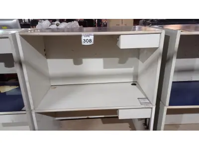 LOTE 308 - 02 MESAS DE ESCRITÓRIO EM MADEIRA. (NO ESTADO) ATENÇÃO! FAZER A VISITAÇÃO ANTES DE ARREMATAR, NÃO SABEMOS SE FUNCIONA, LEILÃO NÃO TEM GARANTIA E NEM DEVOLUÇÃO, SUJEITO A POSSÍVEIS AVARIAS VISÍVEIS/OCULTAS E/OU AUSÊNCIA DE COMPONENTES.