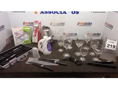 LOTE 219 - 02 FACAS DECORATIVAS, 09 TAÇAS DE VIDRO, 01 PASSADEIRA A VAPOR, 01 CHALEIRA ELÉTRICA, 01 BOMBA MANUAL DE EXTRAÇÃO DE LEITE MATERNO, 01 CHAPINHA, 01 MICROFONE E 01 KIT DE CHURRASCO COM FACA, GARFO E PAGADOR COM CASE. (NO ESTADO) ATENÇÃO! FAZER A VISITAÇÃO ANTES DE ARREMATAR, NÃO SABEMOS SE FUNCIONA, LEILÃO NÃO TEM GARANTIA E NEM DEVOLUÇÃO, SUJEITO A POSSÍVEIS AVARIAS VISÍVEIS/OCULTAS E/OU AUSÊNCIA DE COMPONENTES.