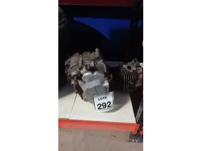 LOTE 292 - 01 MOTOR DE MOTO HONDA. (NO ESTADO) ATENÇÃO! FAZER A VISITAÇÃO ANTES DE ARREMATAR, NÃO SABEMOS SE FUNCIONA, LEILÃO NÃO TEM GARANTIA E NEM DEVOLUÇÃO, SUJEITO A POSSÍVEIS AVARIAS VISÍVEIS/OCULTAS E/OU AUSÊNCIA DE COMPONENTES.