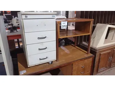 LOTE 312 - 01 MESA DE ESCRITÓRIO COM 03 GAVETAS EM MADEIRA, 01 MESINHA E 01 GAVETEIRO. (NO ESTADO) ATENÇÃO! FAZER A VISITAÇÃO ANTES DE ARREMATAR, NÃO SABEMOS SE FUNCIONA, LEILÃO NÃO TEM GARANTIA E NEM DEVOLUÇÃO, SUJEITO A POSSÍVEIS AVARIAS VISÍVEIS/OCULTAS E/OU AUSÊNCIA DE COMPONENTES.