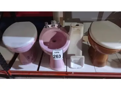 LOTE 263 - 03 VASOS SANITÁRIOS, 01 SABONETEIRA DE EMBUTIR E 01 COLUNA DE PIA. (NO ESTADO) ATENÇÃO! FAZER A VISITAÇÃO ANTES DE ARREMATAR, NÃO SABEMOS SE FUNCIONA, LEILÃO NÃO TEM GARANTIA E NEM DEVOLUÇÃO, SUJEITO A POSSÍVEIS AVARIAS VISÍVEIS/OCULTAS E/OU AUSÊNCIA DE COMPONENTES.