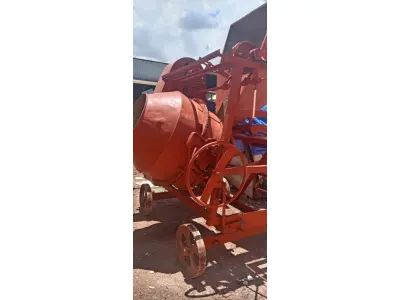 LOTE 333 - 01 BETONEIRA GRANDE DE 600 LITROS C/MOTOR . (NO ESTADO) ATENÇÃO! FAZER A VISITAÇÃO ANTES DE ARREMATAR, NÃO SABEMOS SE FUNCIONA, LEILÃO NÃO TEM GARANTIA E NEM DEVOLUÇÃO, SUJEITO A POSSÍVEIS AVARIAS VISÍVEIS/OCULTAS E/OU AUSÊNCIA DE COMPONENTES.