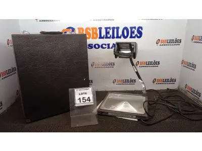 LOTE 154 - 01 RETROPROJETOR PORTÁTIL COM CASE. (NO ESTADO) ATENÇÃO! FAZER A VISITAÇÃO ANTES DE ARREMATAR, NÃO SABEMOS SE FUNCIONA, LEILÃO NÃO TEM GARANTIA E NEM DEVOLUÇÃO, SUJEITO A POSSÍVEIS AVARIAS VISÍVEIS/OCULTAS E/OU AUSÊNCIA DE COMPONENTES.
