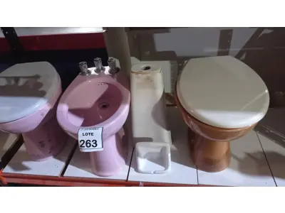 LOTE 263 - 03 VASOS SANITÁRIOS, 01 SABONETEIRA DE EMBUTIR E 01 COLUNA DE PIA. (NO ESTADO) ATENÇÃO! FAZER A VISITAÇÃO ANTES DE ARREMATAR, NÃO SABEMOS SE FUNCIONA, LEILÃO NÃO TEM GARANTIA E NEM DEVOLUÇÃO, SUJEITO A POSSÍVEIS AVARIAS VISÍVEIS/OCULTAS E/OU AUSÊNCIA DE COMPONENTES.