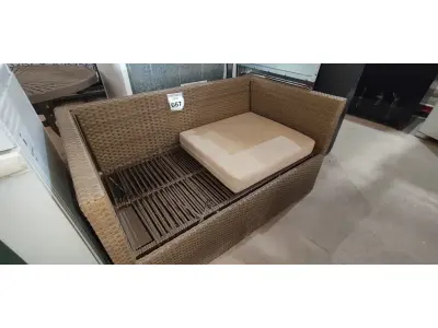 LOTE 067 - 01 SOFÁ DE JARDIM. (NO ESTADO EM QUE SE ENCONTRA. SUJEITO A AVARIAS OCULTAS/VISÍVEIS.) BH1517T