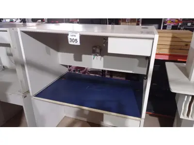 LOTE 305 - 02 MESAS DE ESCRITÓRIO EM MADEIRA. (NO ESTADO) ATENÇÃO! FAZER A VISITAÇÃO ANTES DE ARREMATAR, NÃO SABEMOS SE FUNCIONA, LEILÃO NÃO TEM GARANTIA E NEM DEVOLUÇÃO, SUJEITO A POSSÍVEIS AVARIAS VISÍVEIS/OCULTAS E/OU AUSÊNCIA DE COMPONENTES.