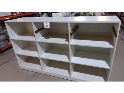 LOTE 124 - 01 ESTANTE DE MADEIRA COM 09 DIVISÓRIAS COM DIMENSÕES DE 1,88X1,11X0,46. (NO ESTADO) ATENÇÃO! FAZER A VISITAÇÃO ANTES DE ARREMATAR, NÃO SABEMOS SE FUNCIONA, LEILÃO NÃO TEM GARANTIA E NEM DEVOLUÇÃO, SUJEITO A POSSÍVEIS AVARIAS VISÍVEIS/OCULTAS E/OU AUSÊNCIA DE COMPONENTES.