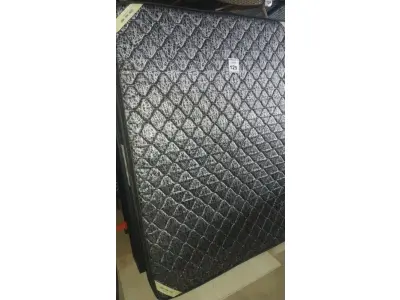 LOTE 125 - 01 COLCHÃO CASAL COM BASE 1,98CM X 1,58CM. (NO ESTADO EM QUE SE ENCONTRA. SUJEITO A AVARIAS OCULTAS/VISÍVEIS.) AU2181W