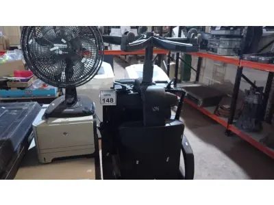 LOTE 148 - 01 IMPRESSORA MARCA HP, 01 VENTILADOR MARCA MONDIAL E 02 CADEIRAS COM RODINHAS. (NO ESTADO) ATENÇÃO! FAZER A VISITAÇÃO ANTES DE ARREMATAR, NÃO SABEMOS SE FUNCIONA, LEILÃO NÃO TEM GARANTIA E NEM DEVOLUÇÃO, SUJEITO A POSSÍVEIS AVARIAS VISÍVEIS/OCULTAS E/OU AUSÊNCIA DE COMPONENTES.