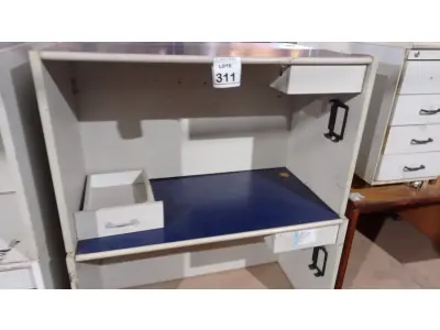 LOTE 311 - 02 MESAS DE ESCRITÓRIO EM MADEIRA. (NO ESTADO) ATENÇÃO! FAZER A VISITAÇÃO ANTES DE ARREMATAR, NÃO SABEMOS SE FUNCIONA, LEILÃO NÃO TEM GARANTIA E NEM DEVOLUÇÃO, SUJEITO A POSSÍVEIS AVARIAS VISÍVEIS/OCULTAS E/OU AUSÊNCIA DE COMPONENTES.