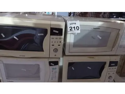 LOTE 210 - 04 MICRO-ONDAS DE MARCAS E MODELOS DIVERSOS. (NO ESTADO) ATENÇÃO! FAZER A VISITAÇÃO ANTES DE ARREMATAR, NÃO SABEMOS SE FUNCIONA, LEILÃO NÃO TEM GARANTIA E NEM DEVOLUÇÃO, SUJEITO A POSSÍVEIS AVARIAS VISÍVEIS/OCULTAS E/OU AUSÊNCIA DE COMPONENTES.