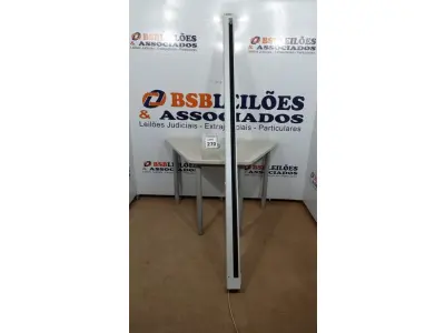 LOTE 270 - 01 TELA DE PROJEÇÃO RETRÁTIL. (NO ESTADO) ATENÇÃO! FAZER A VISITAÇÃO ANTES DE ARREMATAR, NÃO SABEMOS SE FUNCIONA, LEILÃO NÃO TEM GARANTIA E NEM DEVOLUÇÃO, SUJEITO A POSSÍVEIS AVARIAS VISÍVEIS/OCULTAS E/OU AUSÊNCIA DE COMPONENTES.