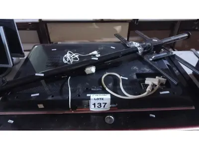LOTE 137 - 01 SUPORTE DE TETO PARA TV, 01 TV LCD 47’’ MARCA LG E 01 TV LCD 42’’ MARCA BUSTER. (NO ESTADO) ATENÇÃO! FAZER A VISITAÇÃO ANTES DE ARREMATAR, NÃO SABEMOS SE FUNCIONA, LEILÃO NÃO TEM GARANTIA E NEM DEVOLUÇÃO, SUJEITO A POSSÍVEIS AVARIAS VISÍVEIS/OCULTAS E/OU AUSÊNCIA DE COMPONENTES.
