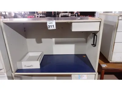 LOTE 311 - 02 MESAS DE ESCRITÓRIO EM MADEIRA. (NO ESTADO) ATENÇÃO! FAZER A VISITAÇÃO ANTES DE ARREMATAR, NÃO SABEMOS SE FUNCIONA, LEILÃO NÃO TEM GARANTIA E NEM DEVOLUÇÃO, SUJEITO A POSSÍVEIS AVARIAS VISÍVEIS/OCULTAS E/OU AUSÊNCIA DE COMPONENTES.