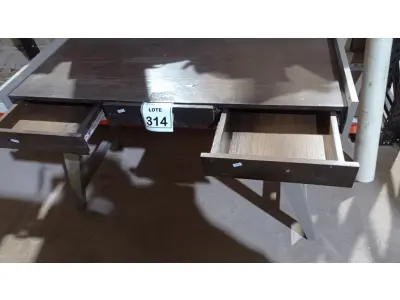 LOTE 314 - 01 APARADOR EM MADEIRA COM 03 GAVETAS. (NO ESTADO) ATENÇÃO! FAZER A VISITAÇÃO ANTES DE ARREMATAR, NÃO SABEMOS SE FUNCIONA, LEILÃO NÃO TEM GARANTIA E NEM DEVOLUÇÃO, SUJEITO A POSSÍVEIS AVARIAS VISÍVEIS/OCULTAS E/OU AUSÊNCIA DE COMPONENTES.