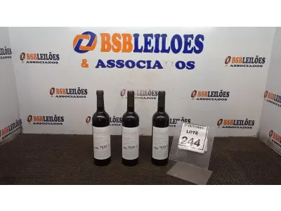 LOTE 244 - 03 GARRAFAS DE VINHO FINO TINTO SECO VALA REAL DE 750ML SAFRA 2019. (NO ESTADO) ATENÇÃO! FAZER A VISITAÇÃO ANTES DE ARREMATAR, NÃO SABEMOS SE FUNCIONA, LEILÃO NÃO TEM GARANTIA E NEM DEVOLUÇÃO, SUJEITO A POSSÍVEIS AVARIAS VISÍVEIS/OCULTAS E/OU AUSÊNCIA DE COMPONENTES.