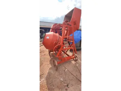 LOTE 333 - 01 BETONEIRA GRANDE DE 600 LITROS C/MOTOR . (NO ESTADO) ATENÇÃO! FAZER A VISITAÇÃO ANTES DE ARREMATAR, NÃO SABEMOS SE FUNCIONA, LEILÃO NÃO TEM GARANTIA E NEM DEVOLUÇÃO, SUJEITO A POSSÍVEIS AVARIAS VISÍVEIS/OCULTAS E/OU AUSÊNCIA DE COMPONENTES.