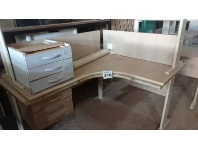 LOTE 316 - 02 MESAS EM L DE MADEIRA COM 03 GAVETAS. (NO ESTADO) ATENÇÃO! FAZER A VISITAÇÃO ANTES DE ARREMATAR, NÃO SABEMOS SE FUNCIONA, LEILÃO NÃO TEM GARANTIA E NEM DEVOLUÇÃO, SUJEITO A POSSÍVEIS AVARIAS VISÍVEIS/OCULTAS E/OU AUSÊNCIA DE COMPONENTES.