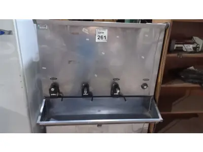 LOTE 261 - 01 BEBEDOURO INDUSTRIAL EM INOX COM 04 TORNEIRAS. (NO ESTADO) ATENÇÃO! FAZER A VISITAÇÃO ANTES DE ARREMATAR, NÃO SABEMOS SE FUNCIONA, LEILÃO NÃO TEM GARANTIA E NEM DEVOLUÇÃO, SUJEITO A POSSÍVEIS AVARIAS VISÍVEIS/OCULTAS E/OU AUSÊNCIA DE COMPONENTES.