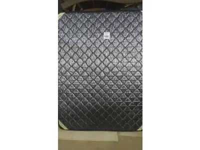 LOTE 125 - 01 COLCHÃO CASAL COM BASE 1,98CM X 1,58CM. (NO ESTADO EM QUE SE ENCONTRA. SUJEITO A AVARIAS OCULTAS/VISÍVEIS.) AU2181W