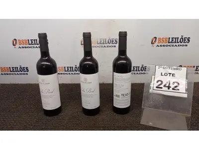 LOTE 242 - 03 GARRAFAS DE VINHO FINO TINTO SECO VALA REAL DE 750ML SAFRA 2019. (NO ESTADO) ATENÇÃO! FAZER A VISITAÇÃO ANTES DE ARREMATAR, NÃO SABEMOS SE FUNCIONA, LEILÃO NÃO TEM GARANTIA E NEM DEVOLUÇÃO, SUJEITO A POSSÍVEIS AVARIAS VISÍVEIS/OCULTAS E/OU AUSÊNCIA DE COMPONENTES.
