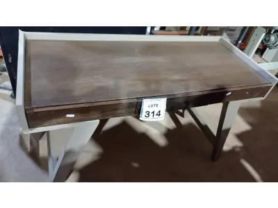 LOTE 314 - 01 APARADOR EM MADEIRA COM 03 GAVETAS. (NO ESTADO) ATENÇÃO! FAZER A VISITAÇÃO ANTES DE ARREMATAR, NÃO SABEMOS SE FUNCIONA, LEILÃO NÃO TEM GARANTIA E NEM DEVOLUÇÃO, SUJEITO A POSSÍVEIS AVARIAS VISÍVEIS/OCULTAS E/OU AUSÊNCIA DE COMPONENTES.