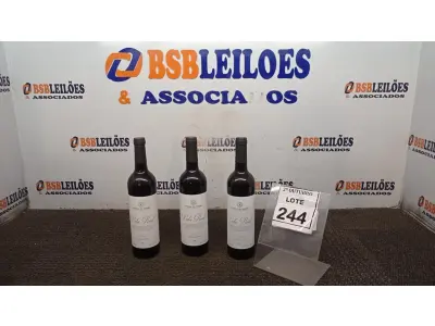 LOTE 244 - 03 GARRAFAS DE VINHO FINO TINTO SECO VALA REAL DE 750ML SAFRA 2019. (NO ESTADO) ATENÇÃO! FAZER A VISITAÇÃO ANTES DE ARREMATAR, NÃO SABEMOS SE FUNCIONA, LEILÃO NÃO TEM GARANTIA E NEM DEVOLUÇÃO, SUJEITO A POSSÍVEIS AVARIAS VISÍVEIS/OCULTAS E/OU AUSÊNCIA DE COMPONENTES.